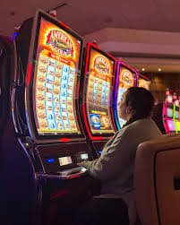 Antarmuka aplikasi kacang99 menampilkan menu Live Casino dan pemilihan meja Infinite Blackjack